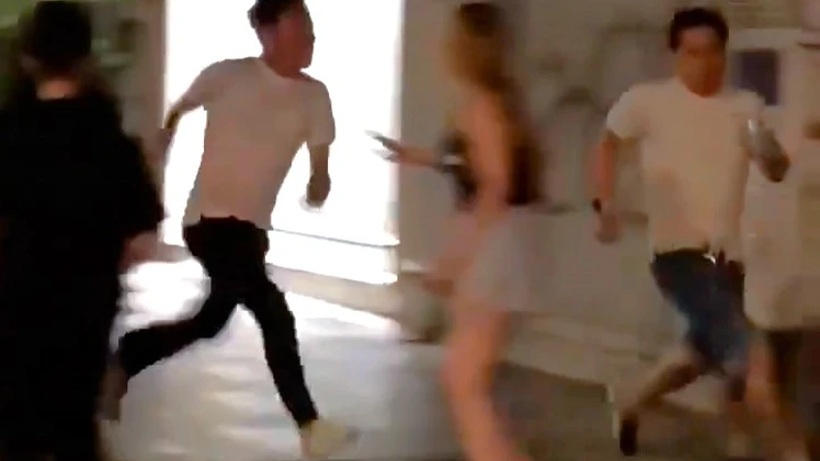 Một người bị rượt đánh sau va chạm xe Bentley, Công an phường Bến Thành đang làm rõ