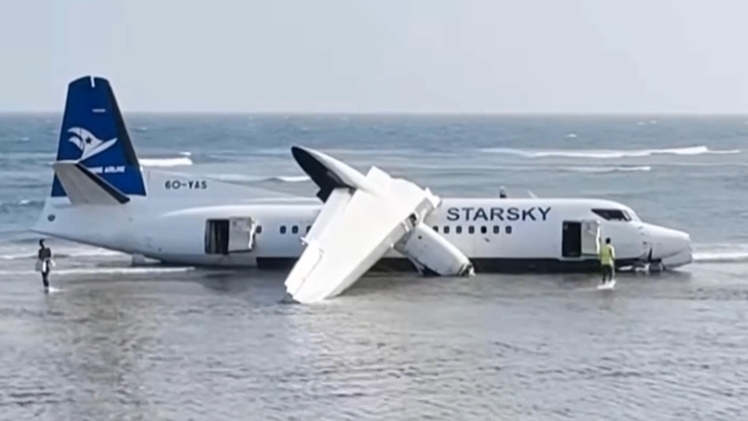 Máy bay chở 55 người trượt khỏi đường băng lao xuống bờ biển ở Somalia