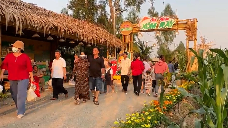 Ghé chợ quê Xóm Rẫy ăn bánh dân gian, chuột đồng nướng cùng nhiều sản vật dịp Tết