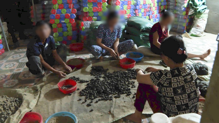 Bên trong hai cơ sở sản xuất, buôn bán thuốc đông y cổ truyền giả vừa bị công an Hà Tĩnh triệt phá