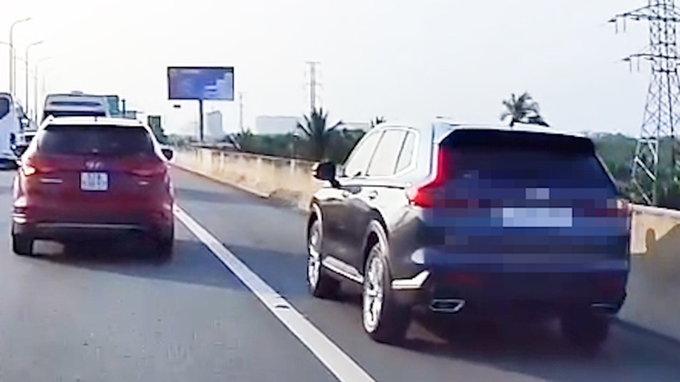 Lái ô tô vào làn khẩn cấp trên cao tốc để 'đi cho nhanh', tài xế bị phạt 5 triệu