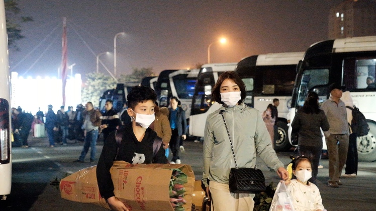 Sáng 27 Tết, nhiều công nhân ở Hà Nội về quê bằng những chuyến xe miễn phí