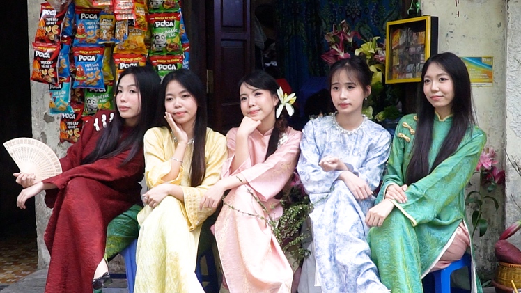 'Nàng thơ' nô nức chụp ảnh Tết ở phố cổ Hà Nội