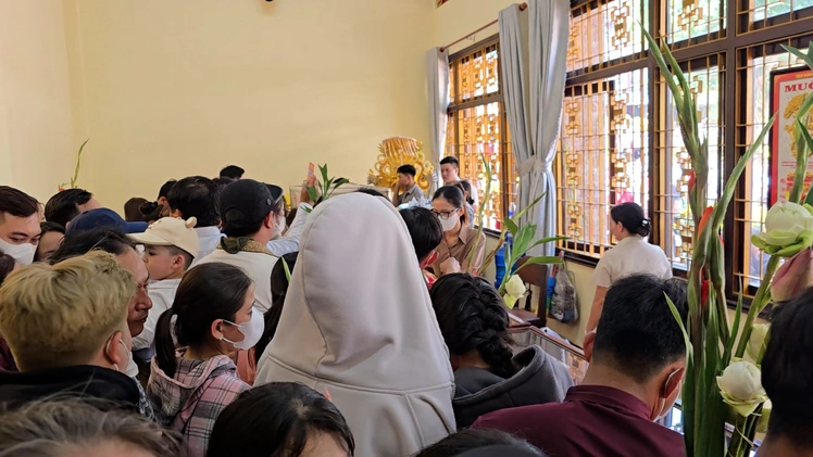 Miếu Bà Chúa Xứ Núi Sam đông nghẹt người ngày mùng 1 Tết