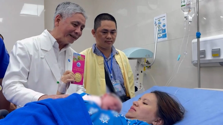 Tặng miếng vàng hình ngựa cho những em bé chào đời thời khắc 2026 tại Bệnh viện Từ Dũ