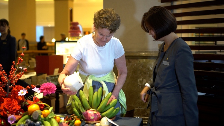 Khách Tây thích thú lần đầu được bày mâm ngũ quả, lên chùa cúng Tết Việt