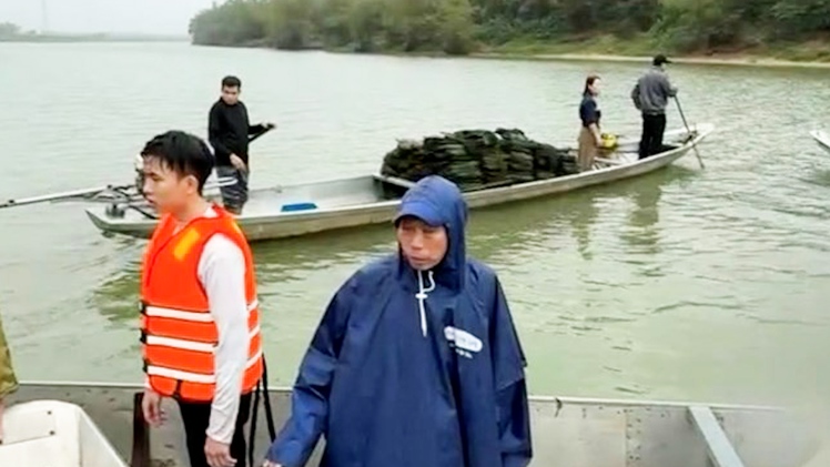 Lật đò trên sông Gianh sáng mùng 3 Tết, 4 người chết và mất tích