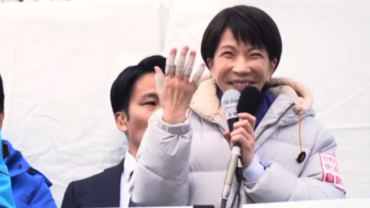 Thủ tướng Nhật Bản bị chấn thương tay, phải băng bó do... người ủng hộ bắt tay quá mạnh