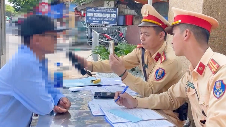 'Đề xuất phạt 5 triệu đồng người tự ý quay phim cảnh sát giao thông làm việc' là tin giả