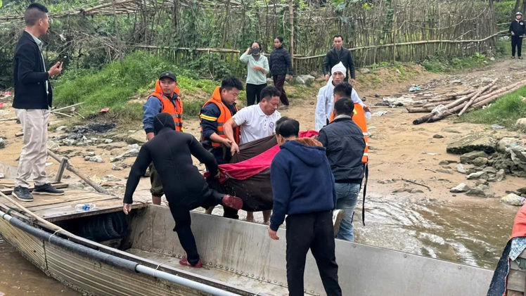 Tìm thấy thi thể hai ông cháu trong vụ lật đò chở 7 người trên sông Gianh