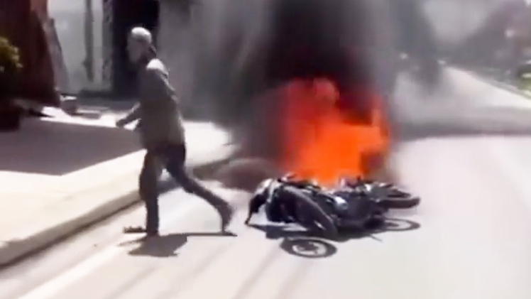 Bắt tạm giam thanh niên đốt xe máy khi bị cảnh sát giao thông kiểm tra nồng độ cồn