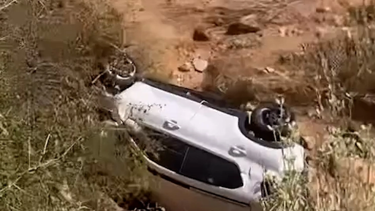 Xe ô tô tông xe máy rồi lao xuống vực sâu ở Khánh Hòa, một người bị thương