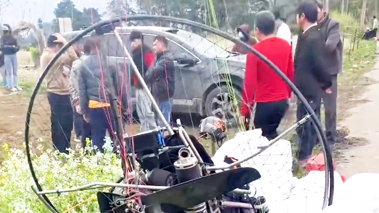 Thông tin chính thức vụ dù lượn gắn động cơ rơi trúng xe hơi tại Quản Bạ