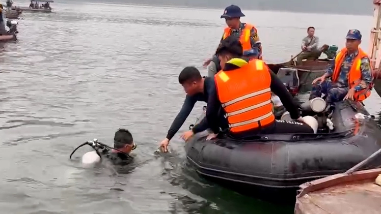 Đã tìm thấy 6 thi thể nạn nhân vụ chìm tàu chở khách ở hồ Thác Bà