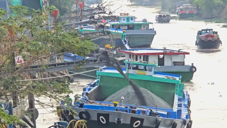 Sà lan xếp hàng dài trên kênh Tám Ngàn chờ lấy đá làm cao tốc