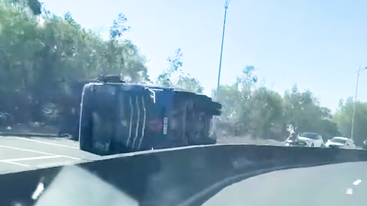 Xe ben mất lái lật chắn ngang đường trên đèo Cù Hin, Khánh Hòa