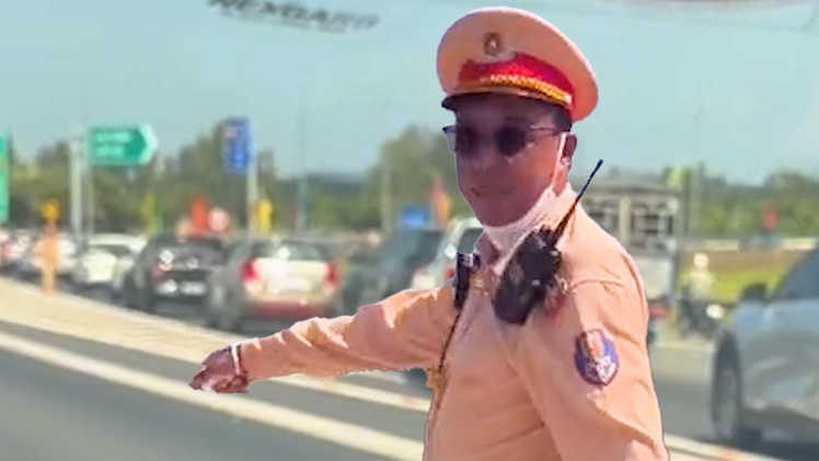 Clip cảnh sát giao thông miền Tây chỉ đường tránh kẹt xe ngày Tết hút triệu view