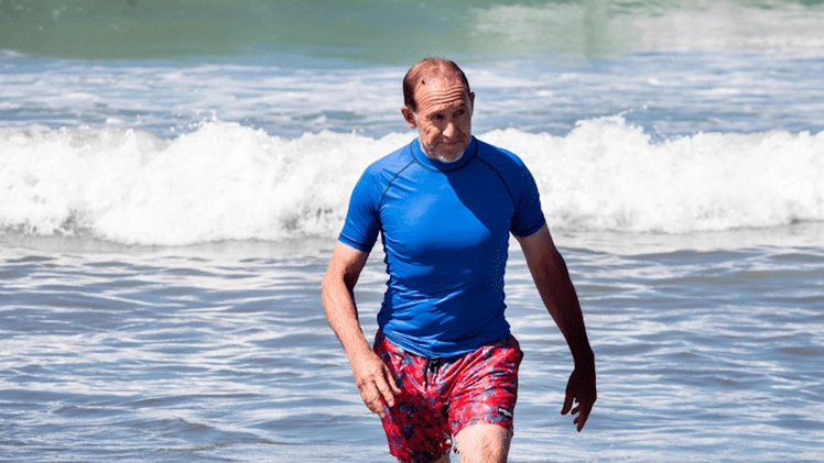 Thị trưởng Wellington xuống biển bơi để trấn an dư luận sau sự cố nước thải thô tràn ra biển