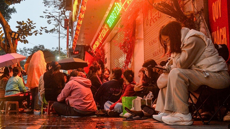 Video người dân xếp hàng mua vàng từ sáng sớm trước ngày 'vía Thần Tài'