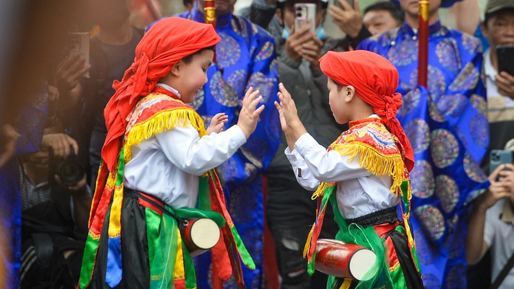 Hai bé trai 8 tuổi múa bồng gây sốt ở hội làng Triều Khúc