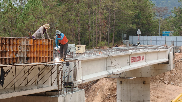 Hình hài cầu cạn Xuân Hương bắc qua điểm sạt lở trên đèo Mimosa Đà Lạt