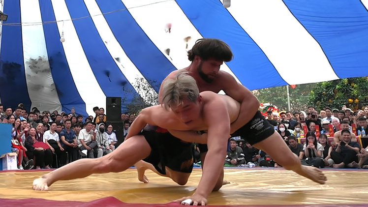 'Ông Tây' 94kg khuấy động sới vật làng Triều Khúc, chúc Tết bằng tiếng Việt sau trận đấu kịch tính