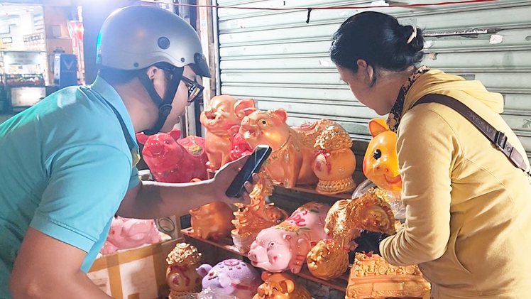 Đổ xô mua heo đất, người xin vía tài lộc, người 'nuôi' để... sắm vàng