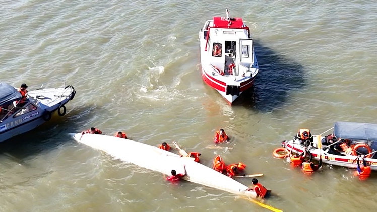 Cứu 12 vận động viên bị lật thuyền đua trên sông Đồng Nai