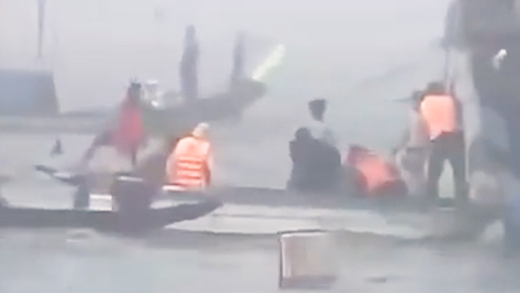 Hai mẹ con tử vong khi thuyền chở người đi xem đua ghe ở Huế bị lật