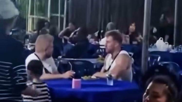 Du khách nước ngoài vào đám tang ở Thái Lan gọi món ăn vì tưởng… là khu ẩm thực