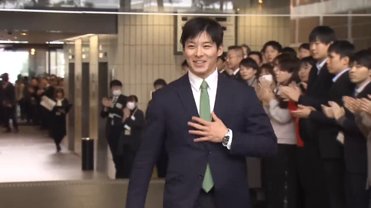 Tân thống đốc trẻ nhất Nhật Bản đắc cử ở tuổi 35