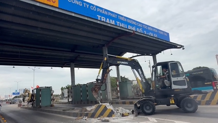 TP.HCM bắt đầu tháo dỡ trạm thu phí T3 quốc lộ 51, dự kiến xong trong 8 ngày