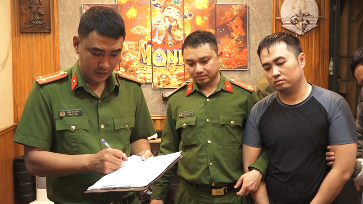 Đột kích ‘boongke’ buôn bán ma túy có gắn nhiều camera giữa khu dân cư ở Quảng Ngãi