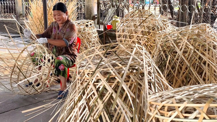 Làng nghề đan giỏ trạc lâu đời ở Xuân Thới Sơn, TP.HCM tất bật vào vụ Tết