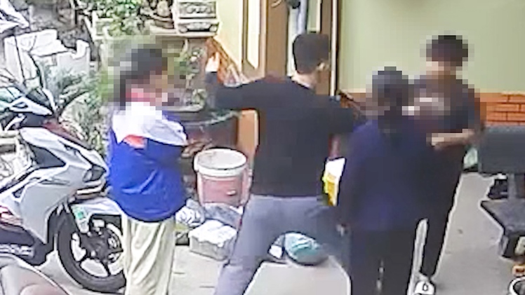 Cho rằng con gái bị bắt nạt, người đàn ông tìm đến nhà tát tới tấp bé trai