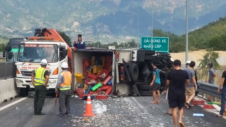 Hiện trường vụ va chạm xe đầu kéo, xe tải trên cao tốc Cam Lâm - Vĩnh Hảo