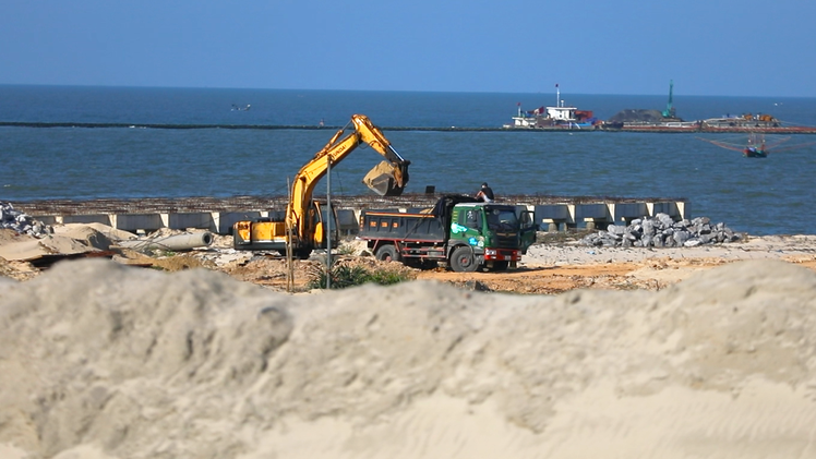 Nghi chở cát từ dự án cảng 530 tỉ ở Quảng Trị bán ra ngoài