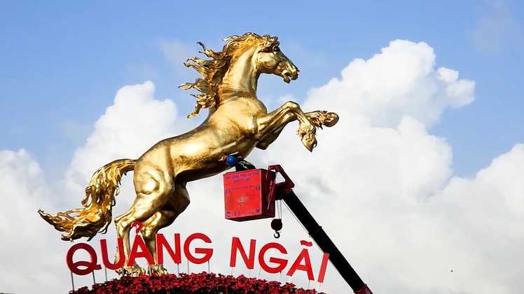 Linh vật ngựa vàng 'phi nước đại'... ra biển ở Quảng Ngãi mang thông điệp gì?