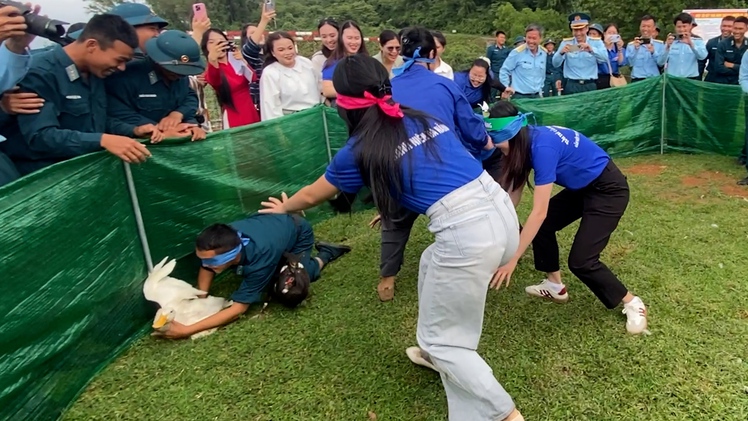 Cười nghiêng ngả với cảnh bộ đội pháo phòng không bịt mắt bắt vịt