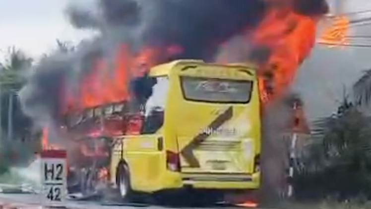 Xe giường nằm bốc cháy dữ dội gần cầu Cổ Chiên, nhiều hành khách thoát nạn