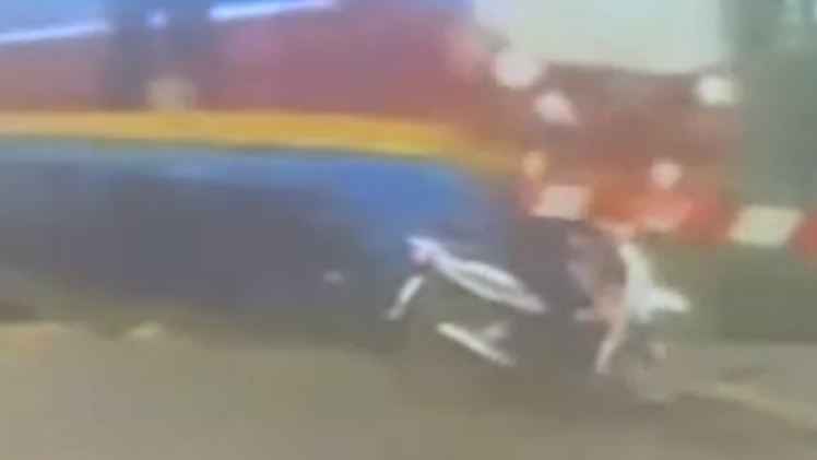 Người đi xe máy bị tông văng khi cố vượt qua đường sắt dù cần chắn đã hạ