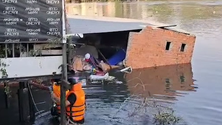 Hiện trường căn nhà ven kênh ở TP.HCM bất ngờ đổ sụp