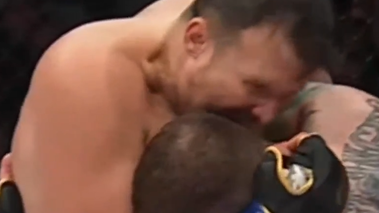 Cắn tai đối thủ ngay trên võ đài, võ sĩ Bulgaria gây hỗn loạn đấu trường MMA