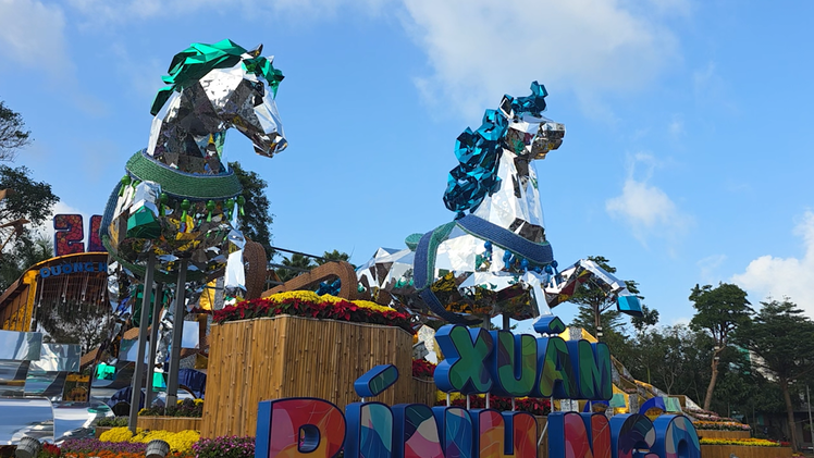 Song mã kéo xe, xích mã tung vó rực rỡ hút khách du xuân tại Đắk Lắk