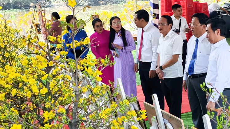 Khai mạc đường hoa mai vàng Bình Lợi, trao quà Tết cho trẻ em và hộ dân khó khăn