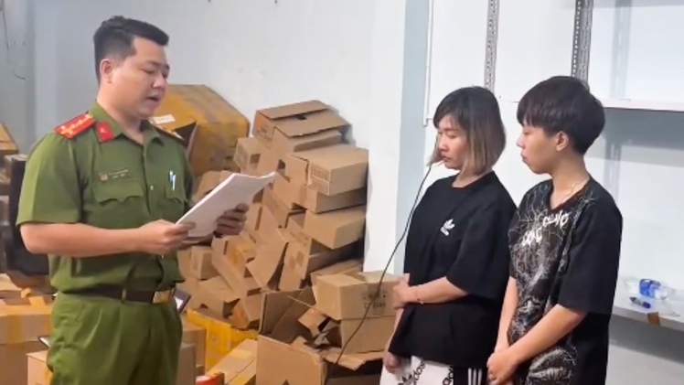 Khởi tố, bắt tạm giam nhóm người bán hơn 10.000 chai nước hoa giả ở TP.HCM