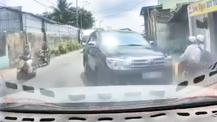 Xử phạt tài xế ô tô chạy 'lấn làn', chiếm hết phần đường của xe đi hướng ngược lại