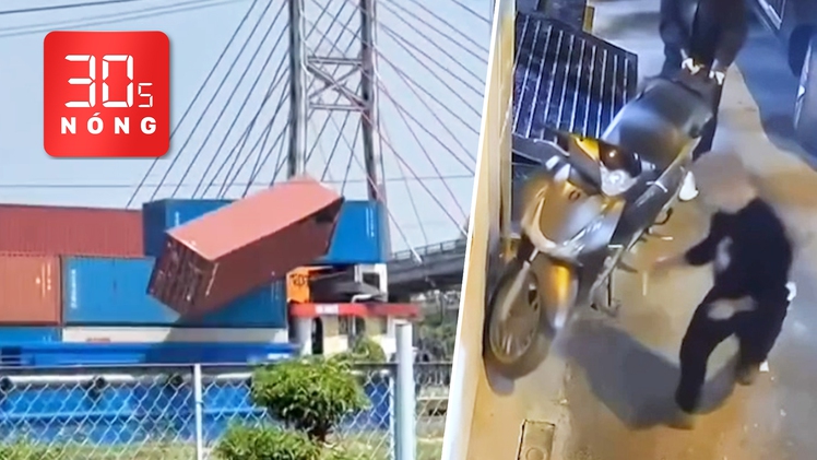 Bản tin 30s Nóng: Thùng container trên sà lan rớt xuống kênh; Tài xế ô tô chọc thủng lốp xe SH