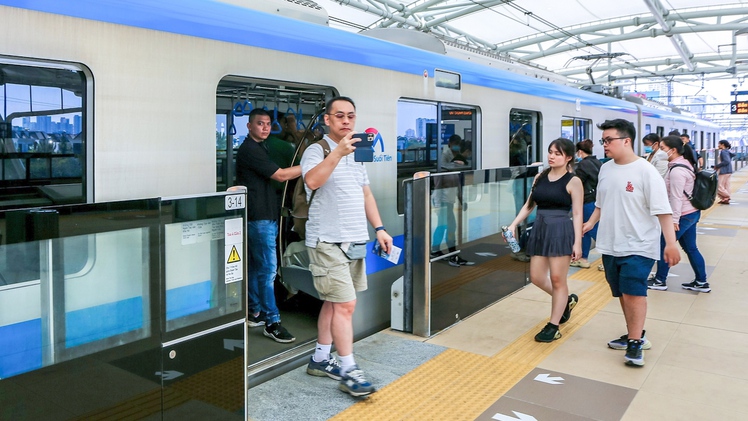 Xăng lên giá, khách đi metro số 1 Bến Thành - Suối Tiên tăng gần 25%