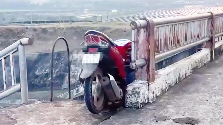 Điều tra vụ người đàn ông chết ở cửa xả hồ thủy lợi, xe máy mắc kẹt trên lan can